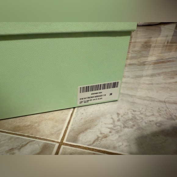 Off-White - Picture 3 of 3